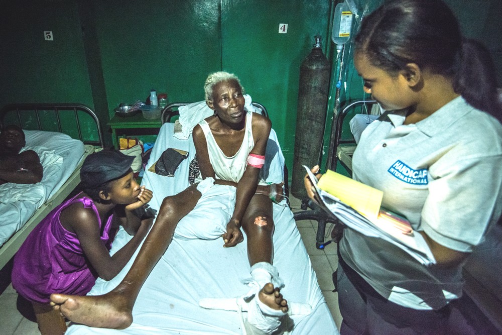 Les équipes de Handicap International en Haïti recensent les besoins des blessés victime de l'ouragan Matthew © B. Almeras / Handicap International