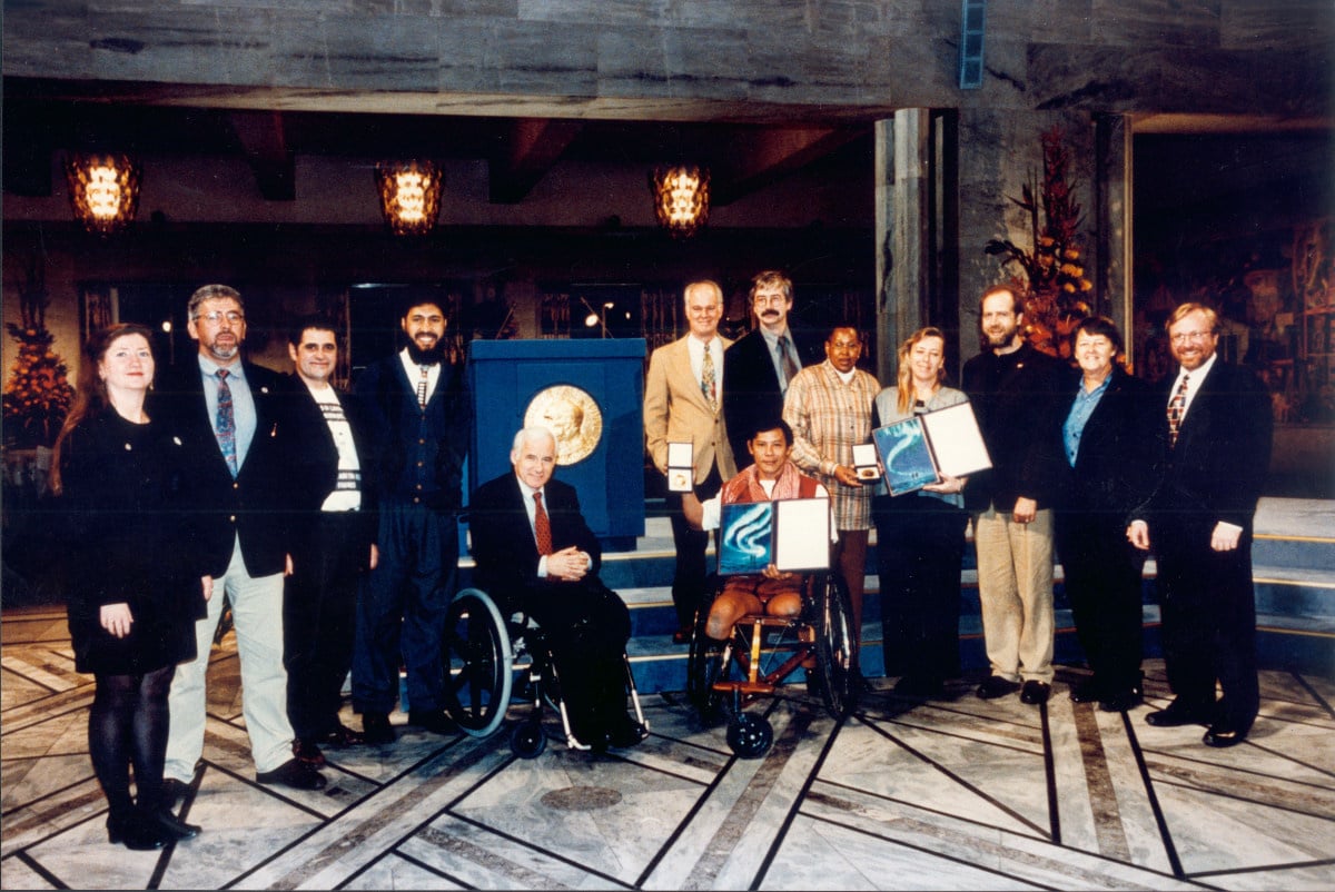 a small committee presents the nobel prize to Handicap international 
