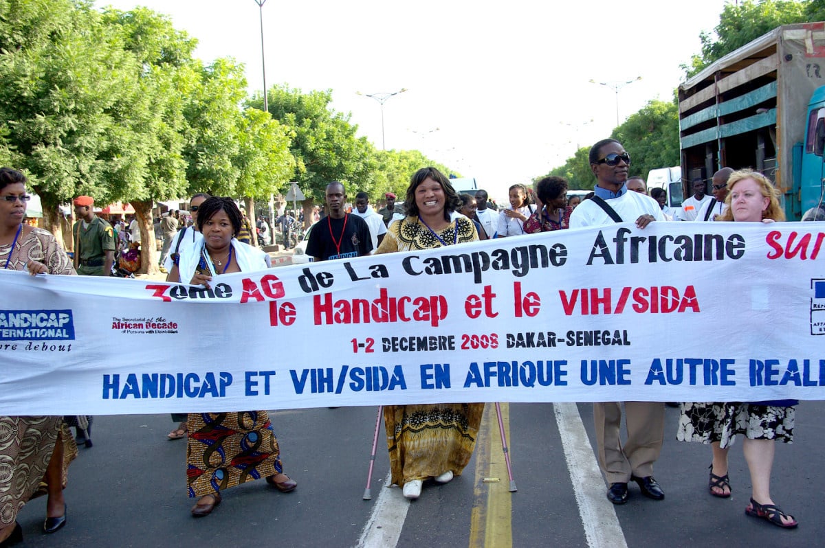 people protest in the streets and draw attention to HIV / AIDS 