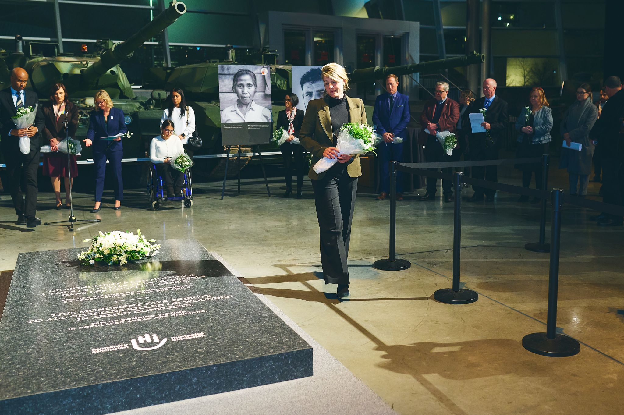 L'honorable Mélanie Joly s'avance vers le monument pour déposer les fleurs.