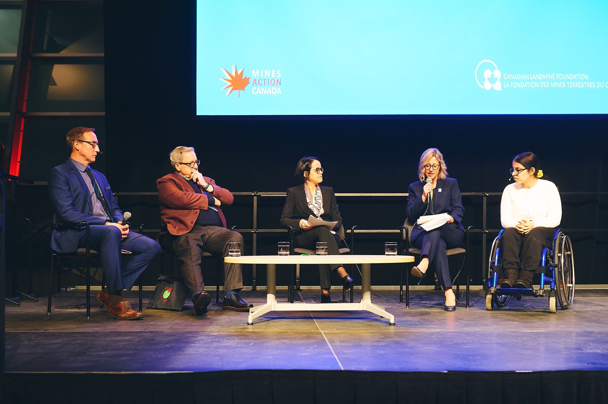 Anne Delorme et les panélistes invités en pleine discussion. 