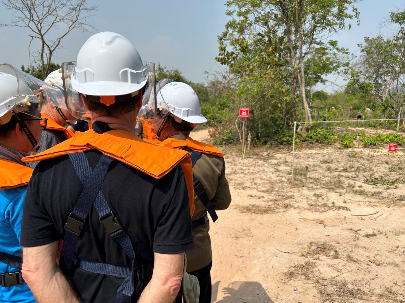 Entrée du sentier sécurisé par le Cambodia Self-Help Demining (CSHD) sur le site de décontamination dans la région de Siem Reap. | © HI