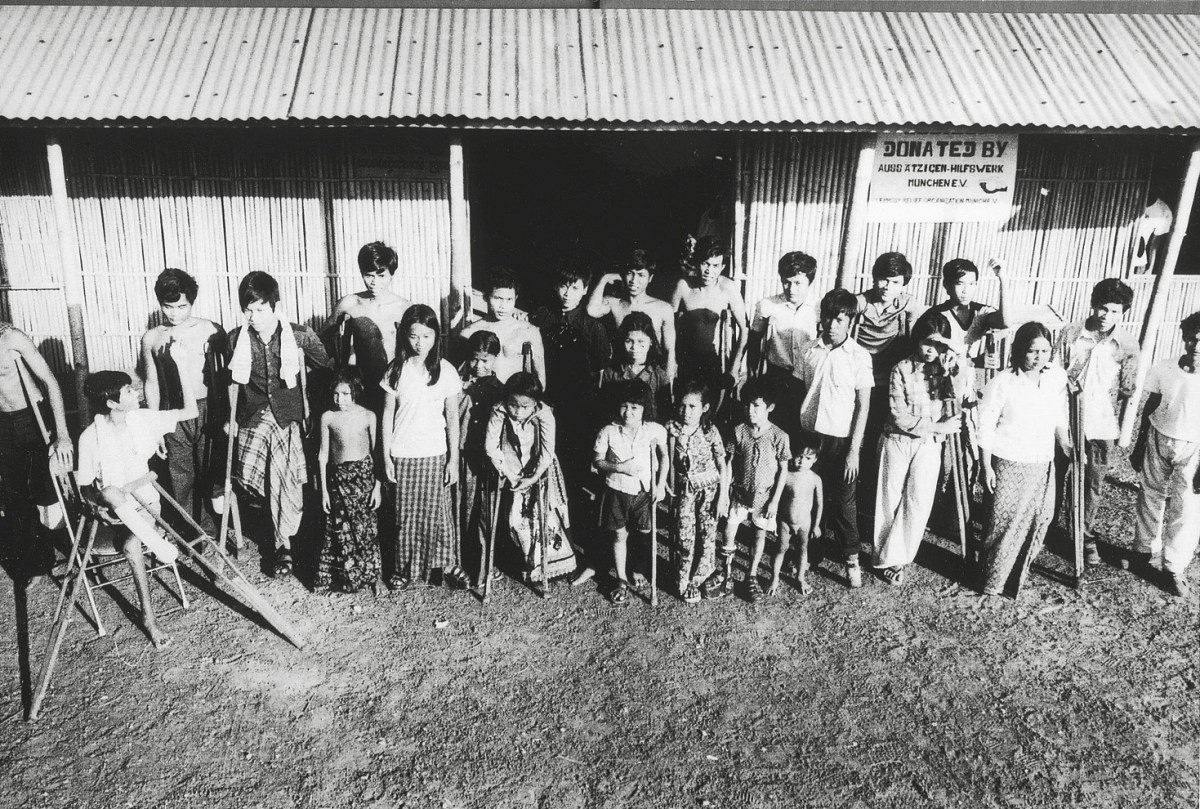 Group of refugees in Khao-I-Dang camp, most of them amputated | © HI