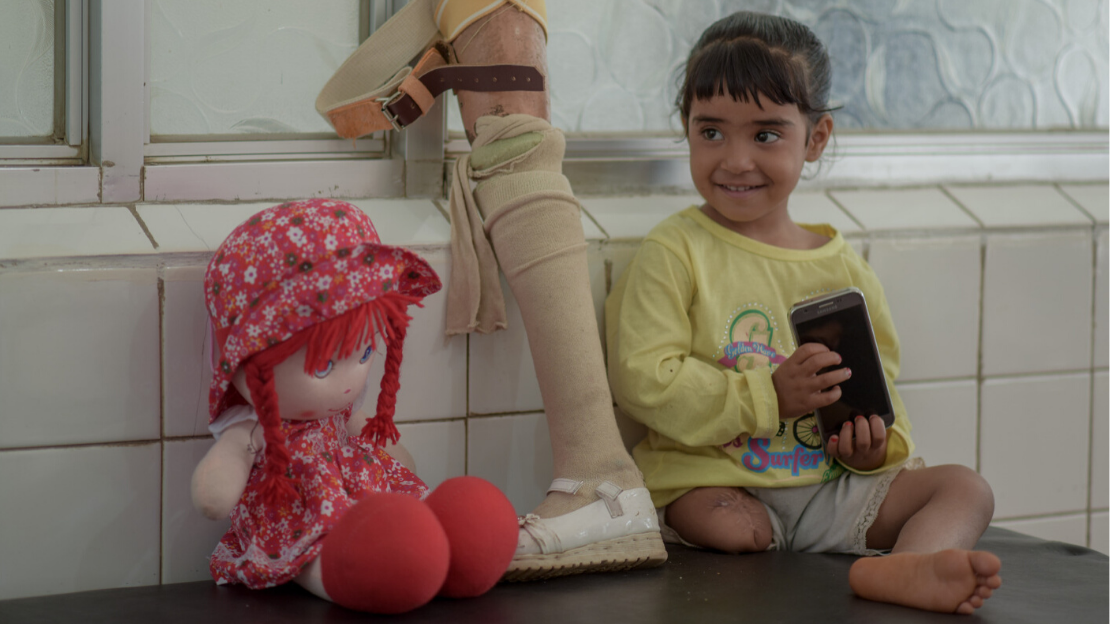 Hala, 4 ans, a été blessée lors d'un raid aérien alors qu'elle jouait avec son cousin