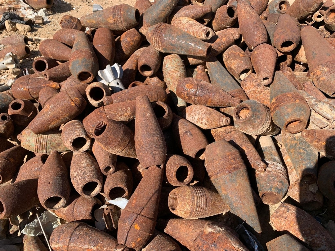Beaucoup de vieilles mines non explosées, parfois rouillées, en un seul tas