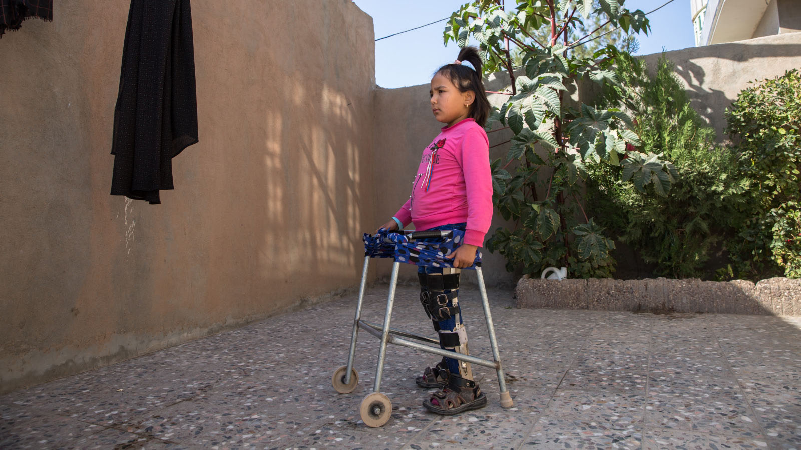 Mahnaz a 9 ans. A l’âge de 4 ans, elle s’est retrouvée dans l’incapacité de marcher.