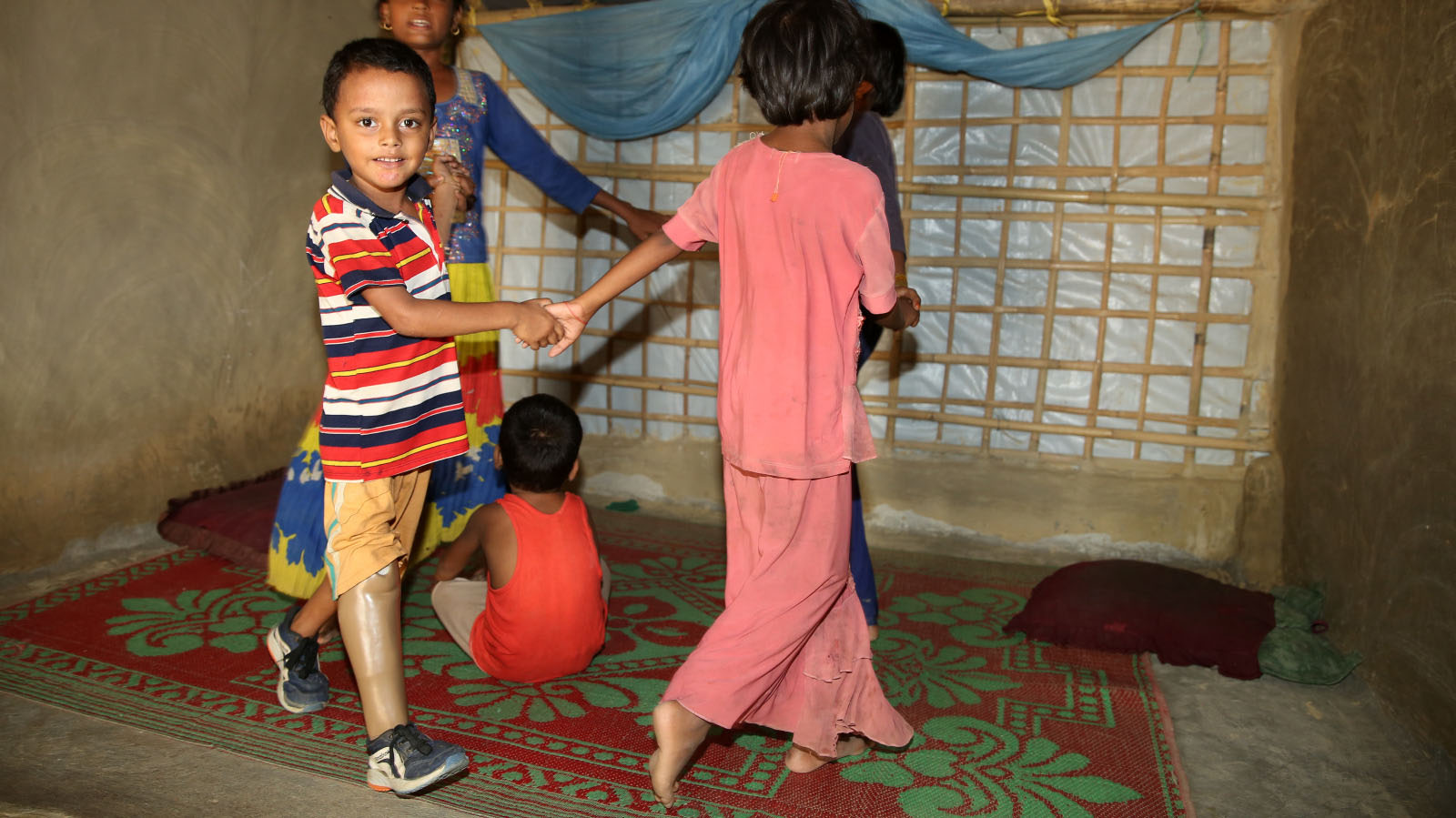 Anowar, 9 ans, est Rohingya, il vit avec sa famille au Bangladesh, dans le camp de réfugiés de Cox Bazar. 