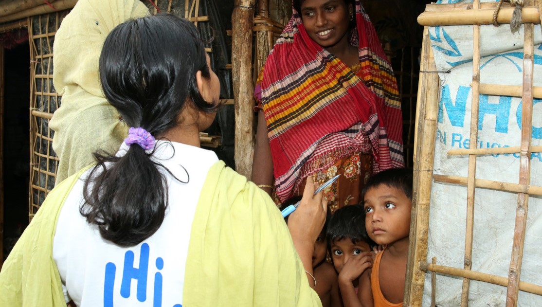 Des membres des équipes mobiles à la rencontre d’une famille de Rohingyas pendant leur maraude quotidienne dans le camp de Kutupalong, Ukhia, Cox’s Bazar © Shumon Ahmed/HI