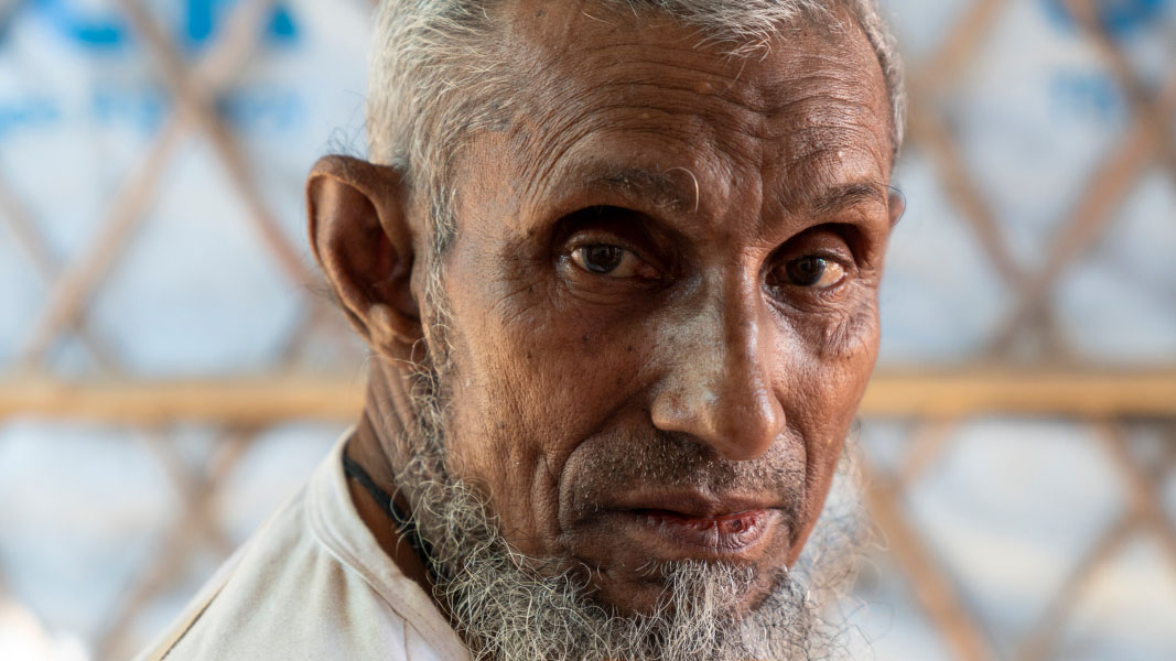 Ali a subi un accident vasculaire cérébral qui l'a partiellement paralysé dans le camp de réfugiés rohingya.