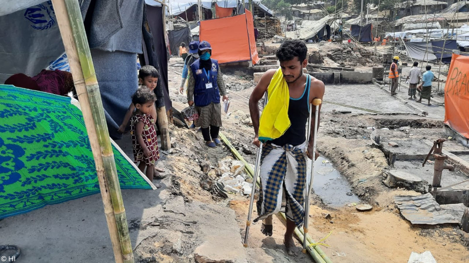 Les équipes de HI évaluent les besoins des victimes de l'incendie qui a affecté le camp de réfugiés rohingyas à Cox Bazar.