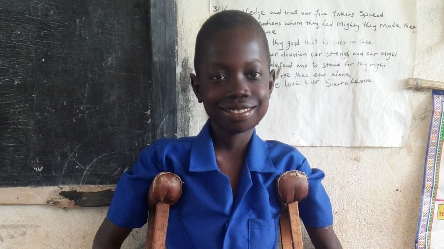Daniel, 13 ans, a pu retourner à l'école après un accident lui ayant causé un handicap à la jambe.