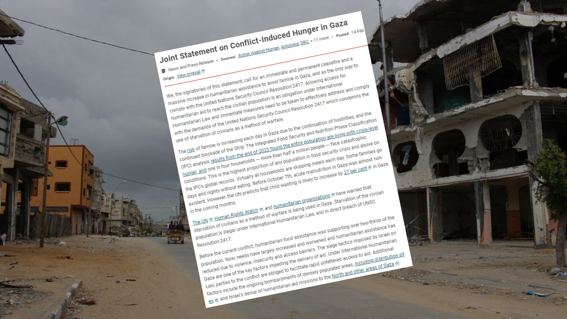 Une déclaration sur un fond de rue abimée par la guerre à Gaza