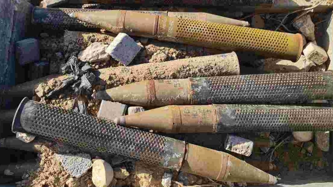 Plusieurs armes explosives gisant sur le sol. 