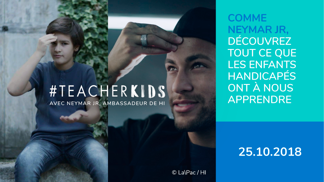 Arthur et Neymar Jr, ambassadeur de HI, font le geste 'éducation pour tous' en langue des signes