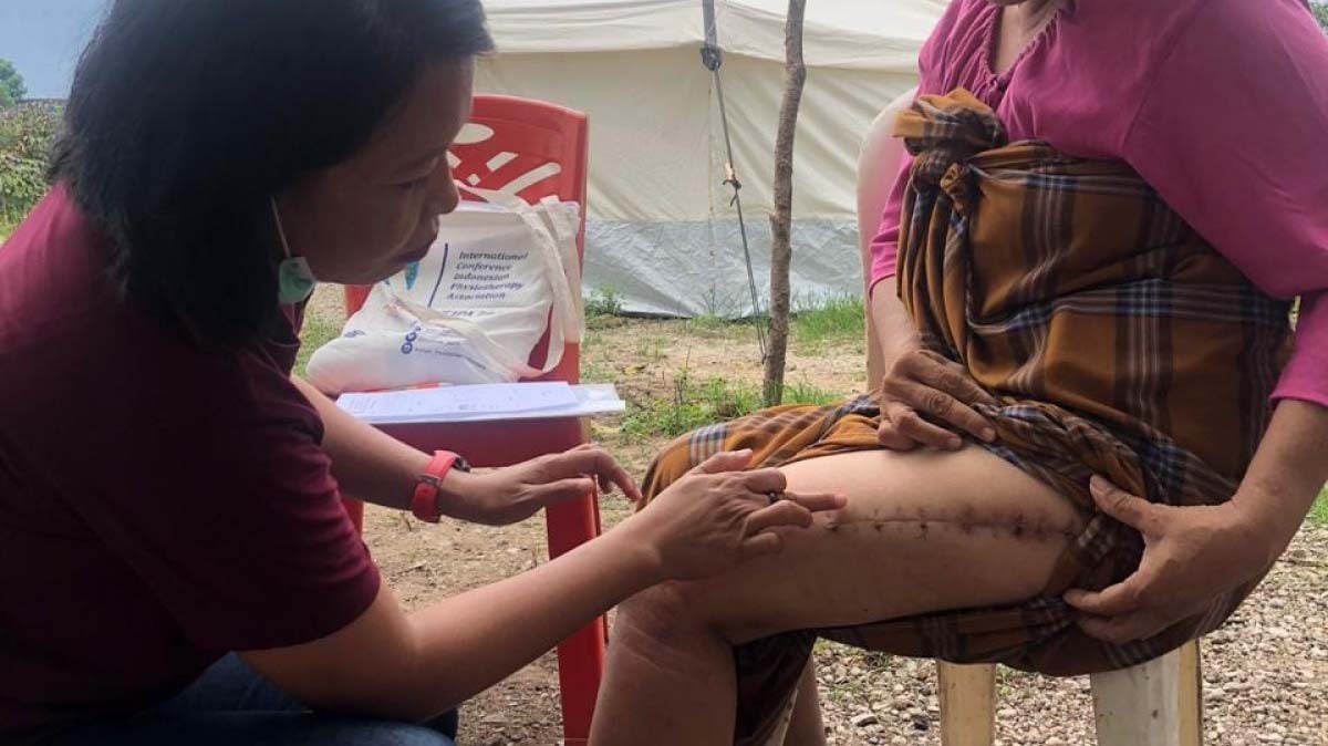 Des physios se rendent dans les zones de Sigi, Palu et Donggala afin d'identifier les personnes qui ont besoin de séances de réadaptation
