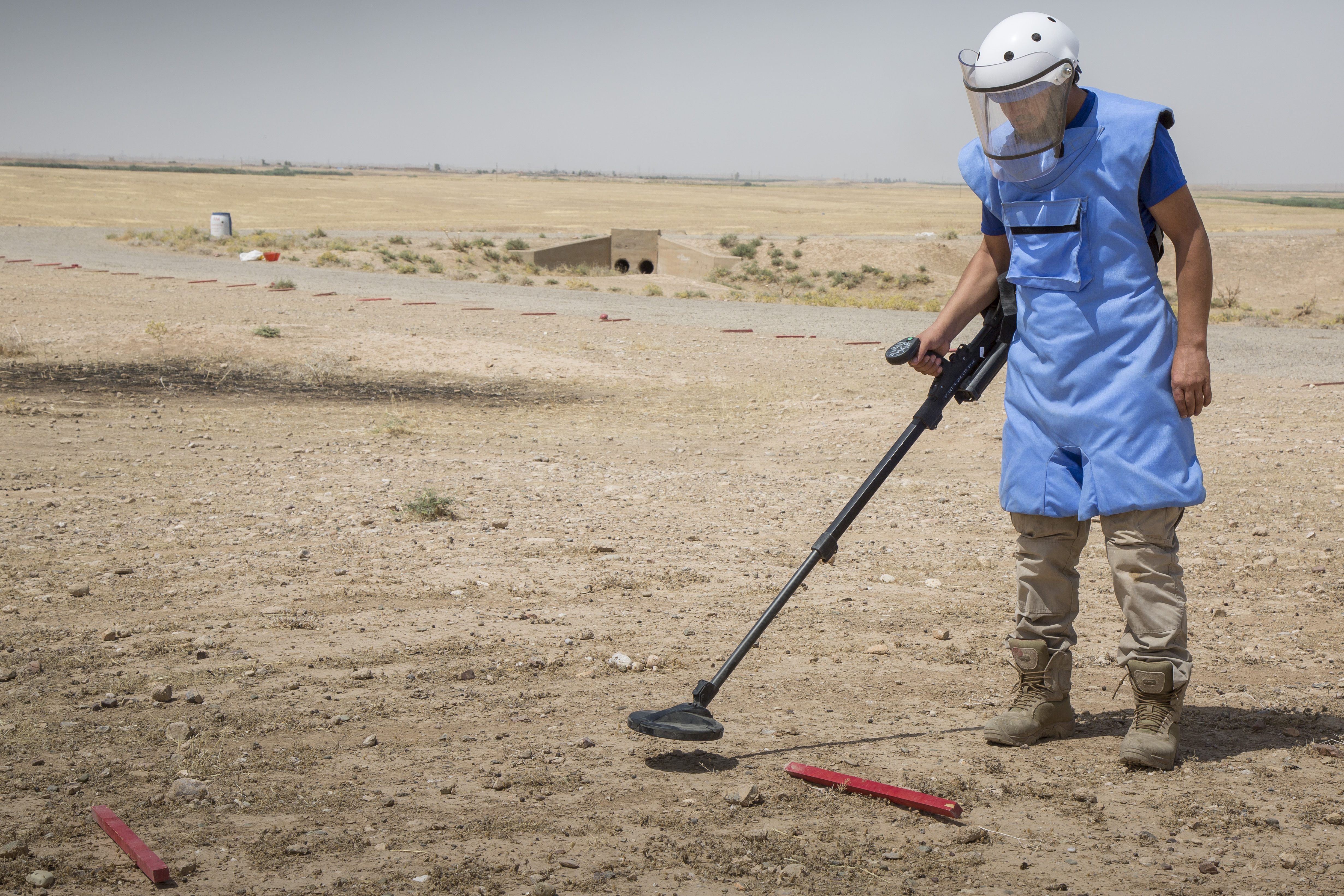 Les équipes de déminage de HI travaillent à la dépollution des restes explosifs de guerre dans les champs dans un village bombardé il y a une quinzaine d'années lors de l'intervention américaine en Irak.