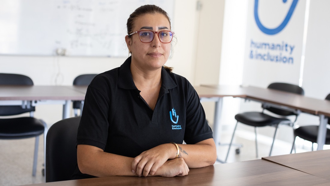 Sur la photo, Zeina Salhani, chef de projet pour Humanité & Inclusion au Liban prend la pose dans le bureau à Beyrouth