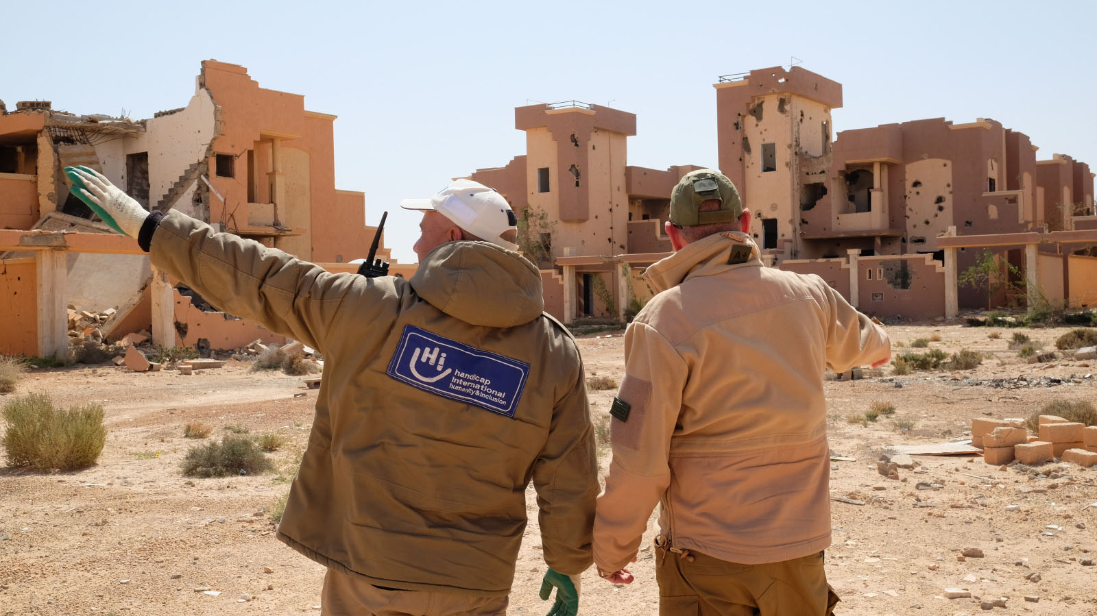 L'équipe HI, opérations de déminage (EOD), à droite Simon Elmont, responsable HI EOD sur le terrain en Libye.