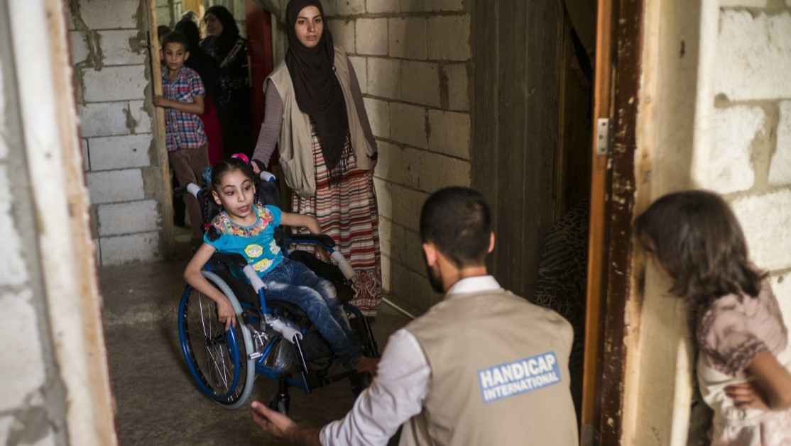 Une fille avec son fauteuil roulant