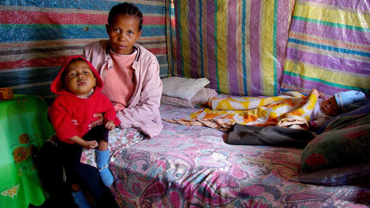 Une mère et ses enfants du projet pour la petite enfance de HI à Tana, Madagascar. 