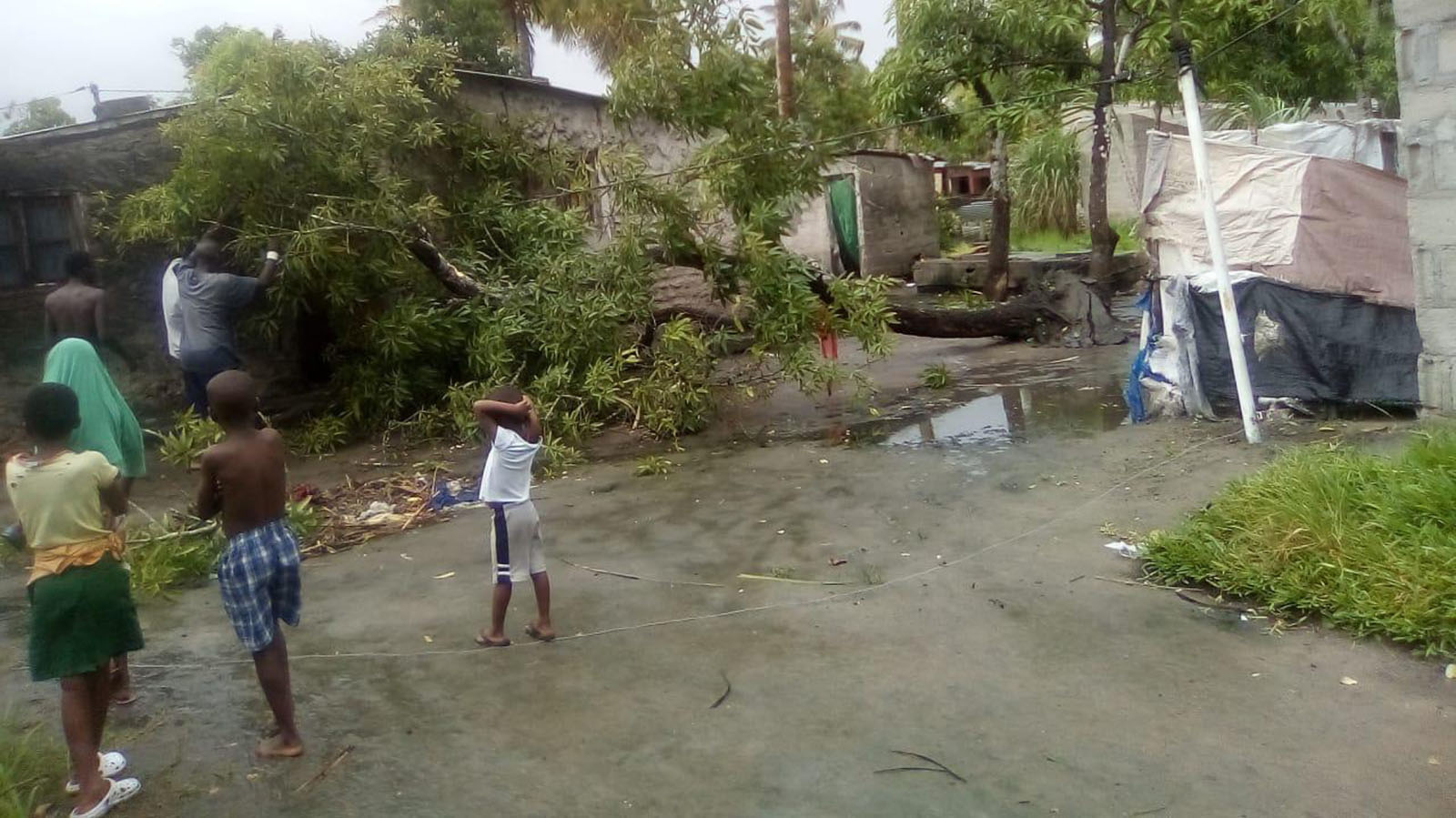 A family in Beira, Mozambique, begins to repair the damage of Clyclone Idai 18/03/2019 