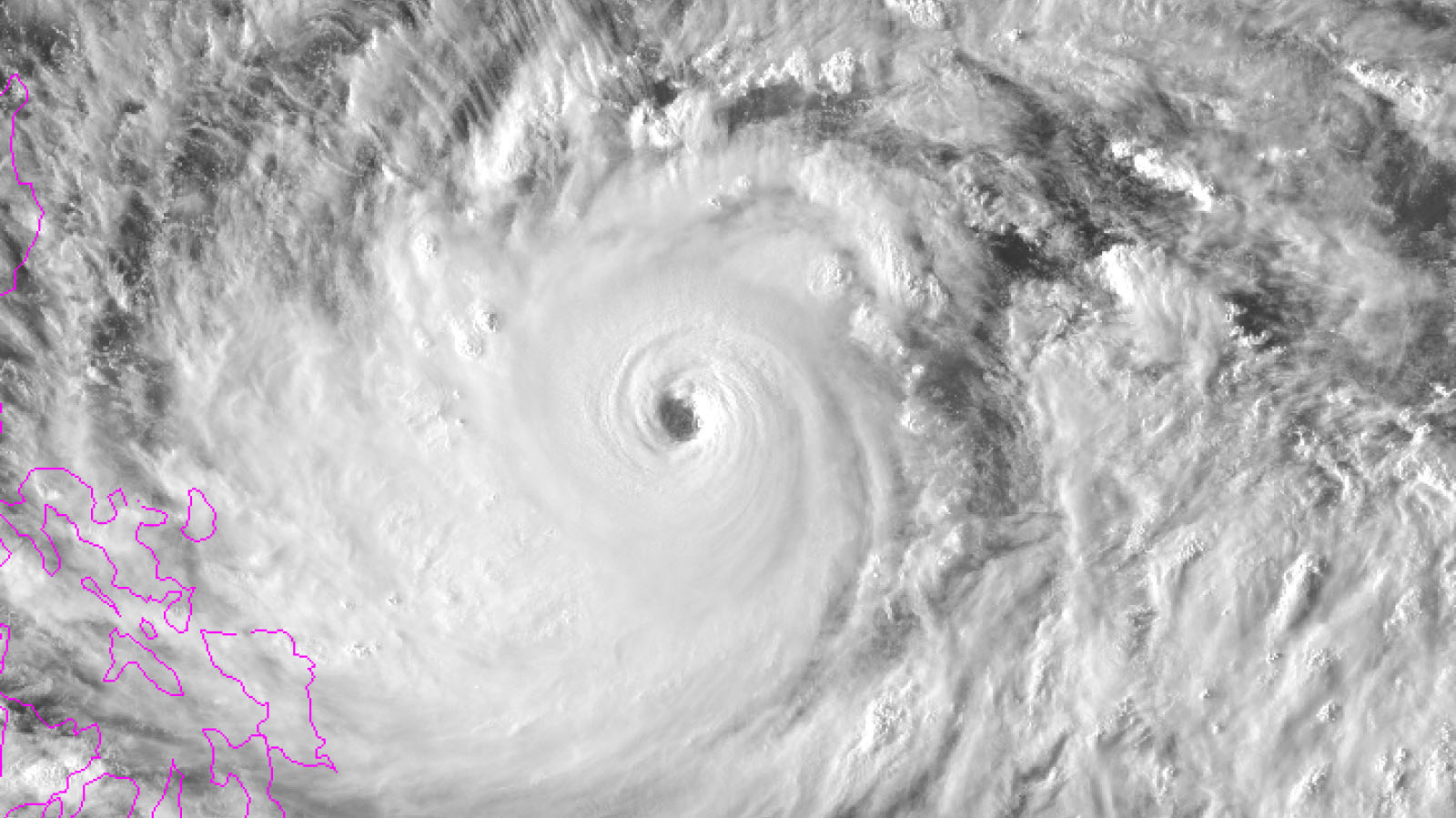 Typhon Mangkhut dans l'océan Pacifique, en direction des Philippines