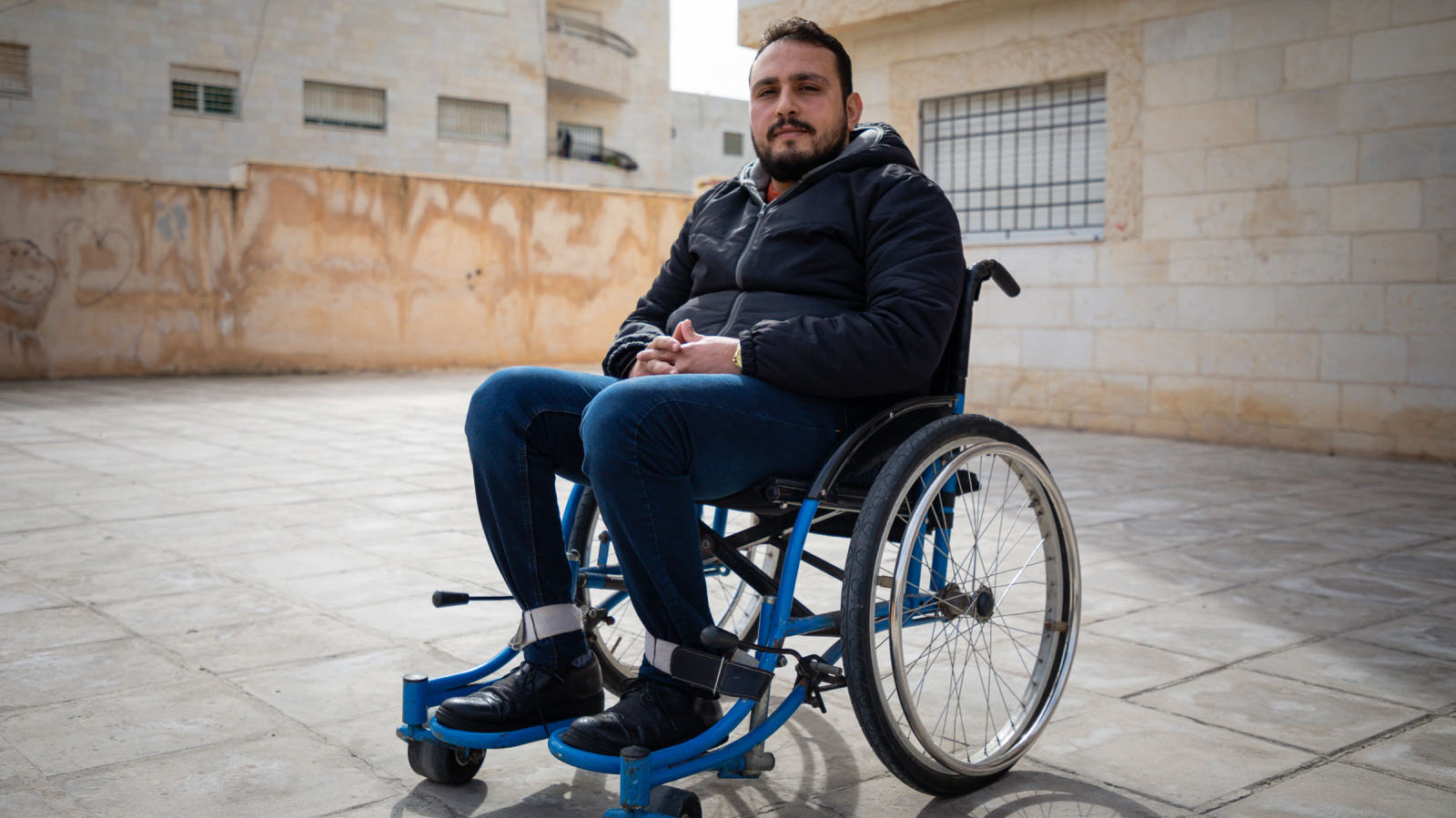 Mohamad a 29 ans. Il a été blessé lors d'un attentat à la bombe et vit maintenant en fauteuil roulant à Irbid, en Jordanie.