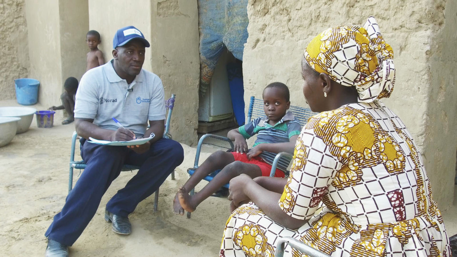 Mohammed meets the mother of a child with disabilities in Timbuktu ©  DS Production / HI 