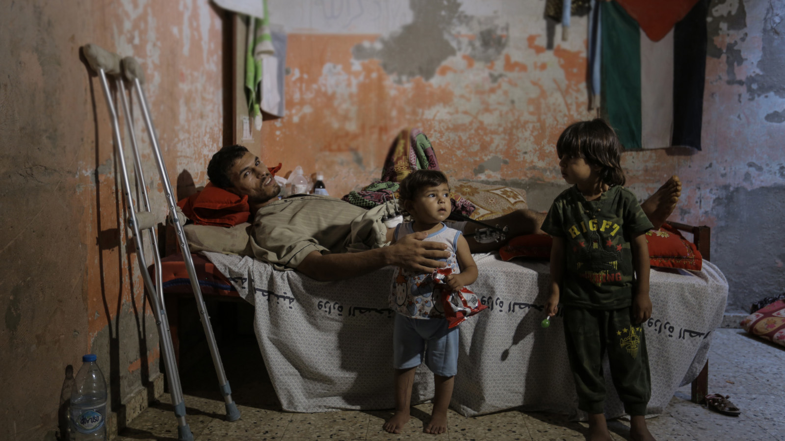 Mohammed et ses deux enfants chez eux à Gaza. Juin 2018	