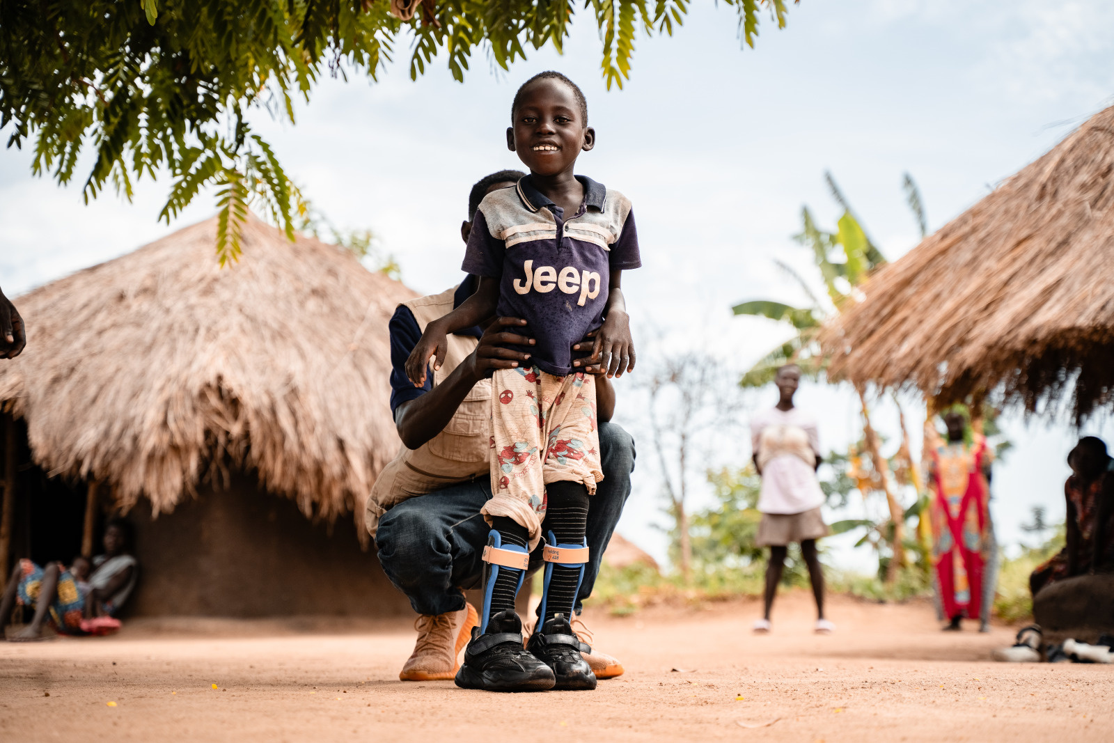 Kennedy est originaire du Soudan du Sud atteint de paralysie cérébrale. Réfugié en Ouganda avec sa famille, il a été pris en charge par HI en 2020 et a bénéficié d’orthèses produites grâce à l’impression 3D et de séances de physiothérapie.