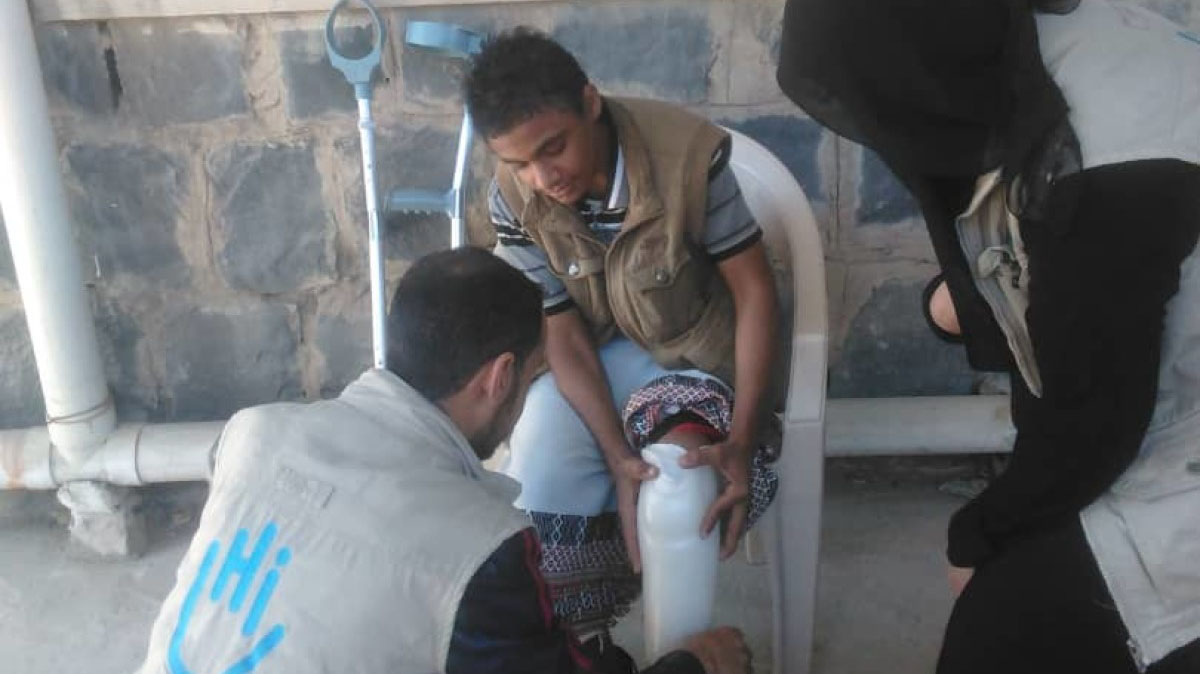 Salim walks thanks to a prosthesis provided by HI 