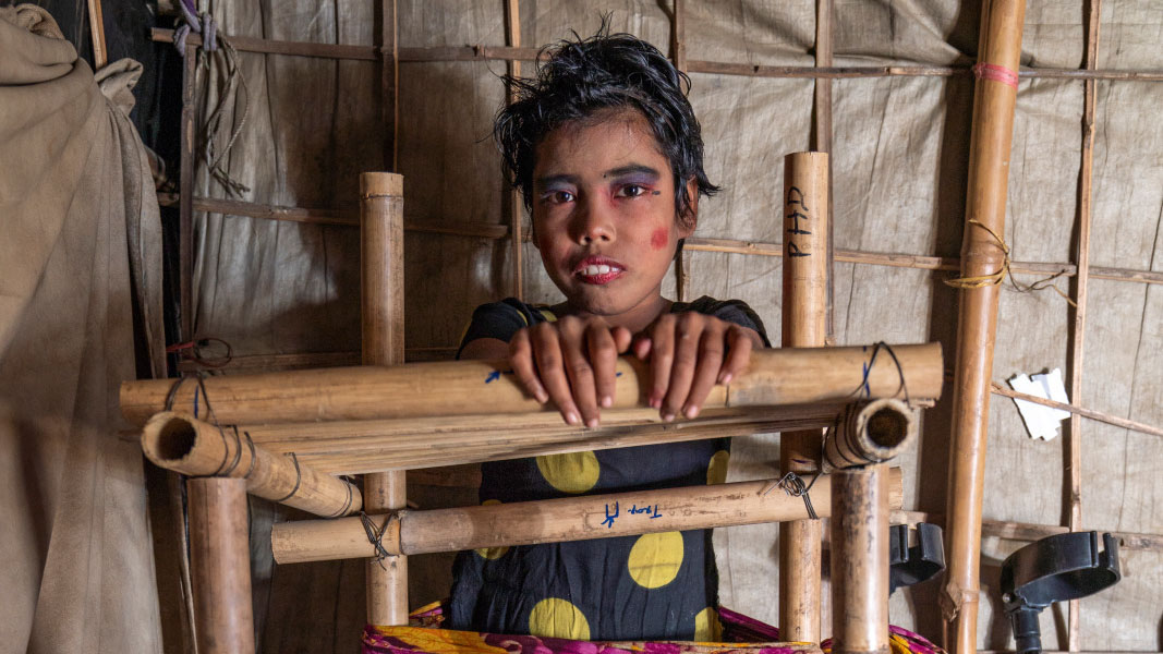 Shumira, 10 ans, vit avec une paralysie cérébrale dans le camp de Teknaf, près de Cox's Bazar, au Bangladesh. 