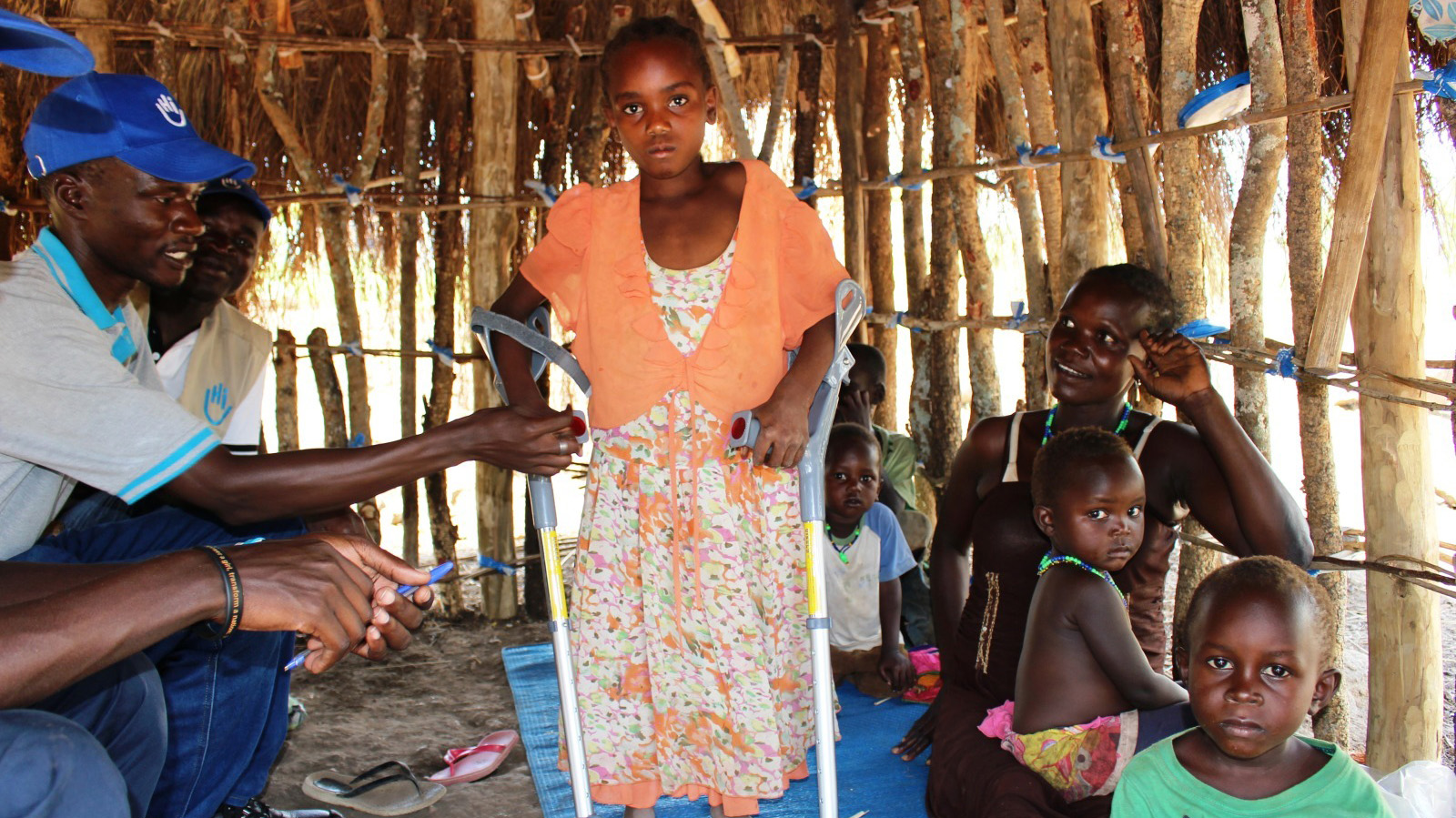 Tabitha, 8 ans, reçoit des nouvelles béquilles pour l'aider à se rendre à l'école à pied. Camp de réfugiés d'Omugo, mai 2018