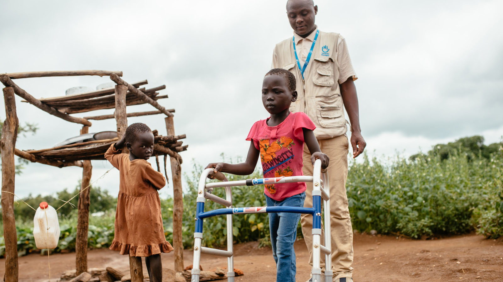 Ludia est une petite fille de 7 ans du Sud-Soudan qui suit une séance de rééducation avec son physiothérapeute.