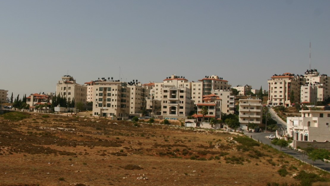 Un quartier avec des maisons dans le désert
