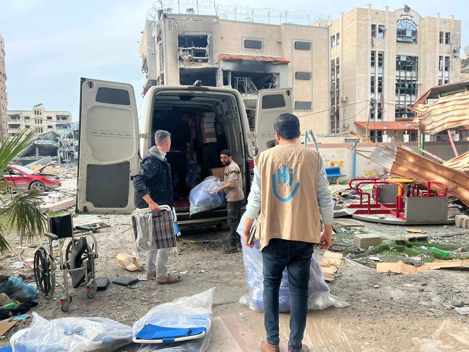 Le personnel et les bénévoles de HI évaluent les besoins et fournissent des appareils et des kits d'assistance aux personnes déplacées dans les abris d'urgence, à Rafah, Gaza, en octobre dernier