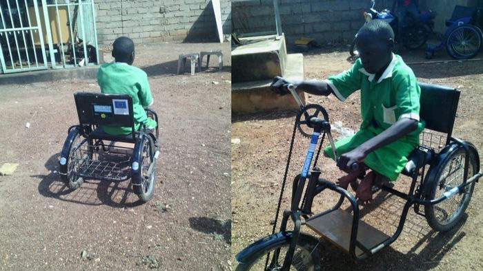 Grâce à ce tricycle, Emmanuel peut se déplacer sans demander de l’aide. 
