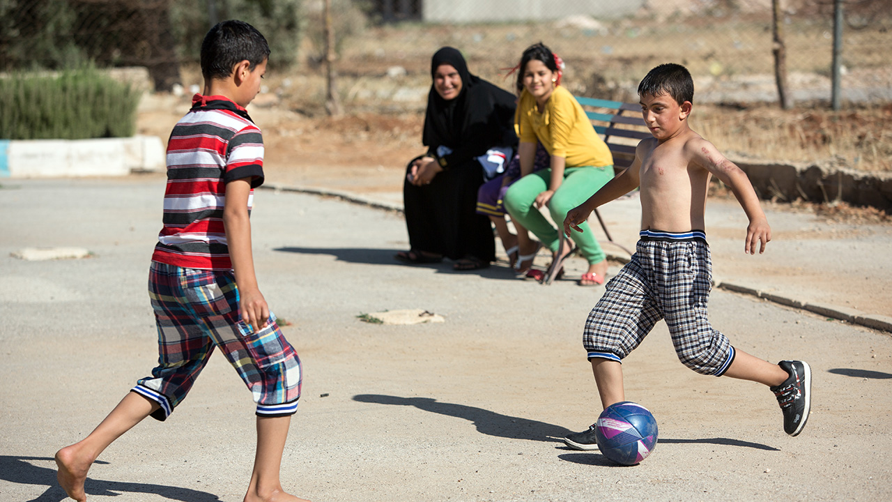 Des enfants syriens jouent au soccer