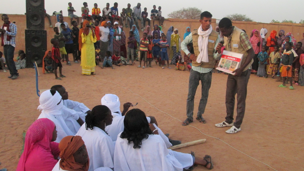 Séances de sensibilisation sur les risques posés par les restes explosifs et les armes légères et de petit calibre dans des villages de la région de Gao dans le Nord du Mali