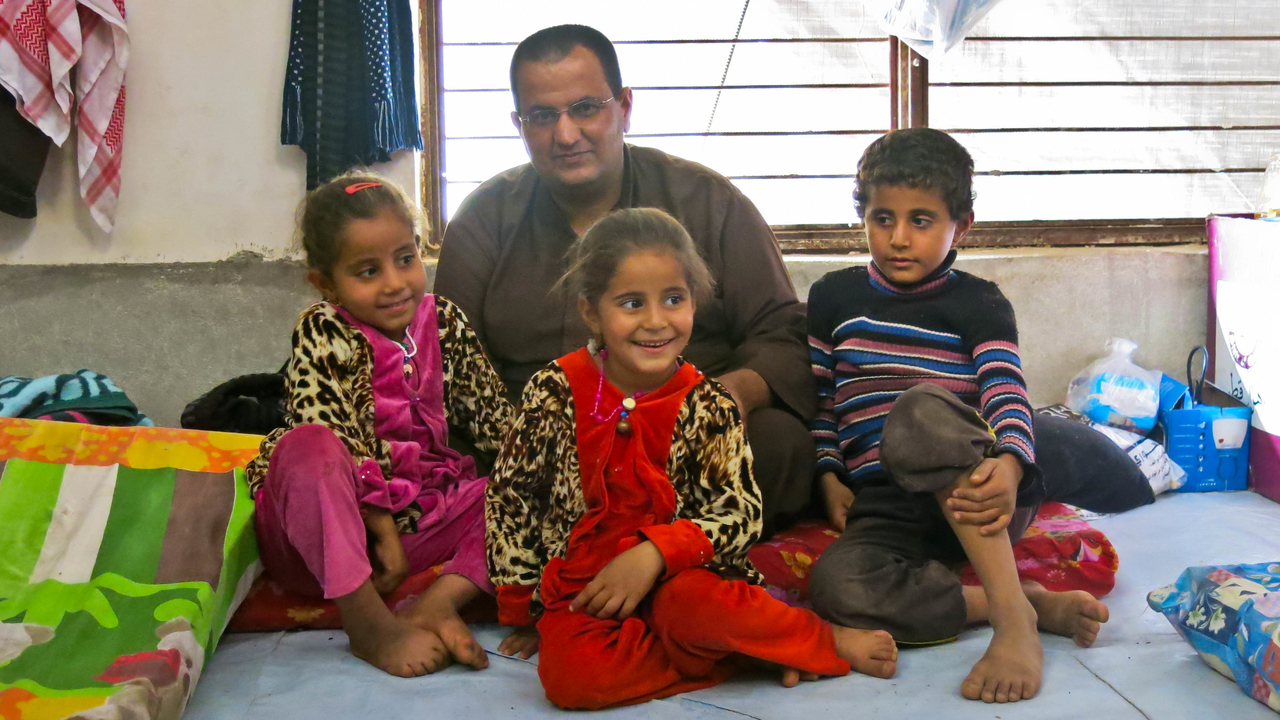 Gaylan et ses enfants, dans leur abri provisoire, au sein du camp de Hasansham.