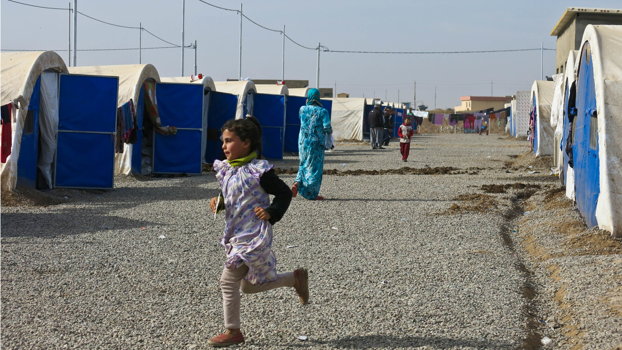  Une petite fille déplacée joue dans le camp de Khazer. 