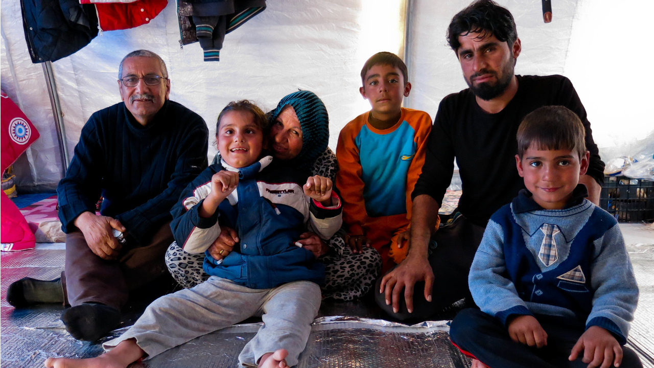 Tiba, ses grand-parents, son père et ses frères, dans leur tente. 