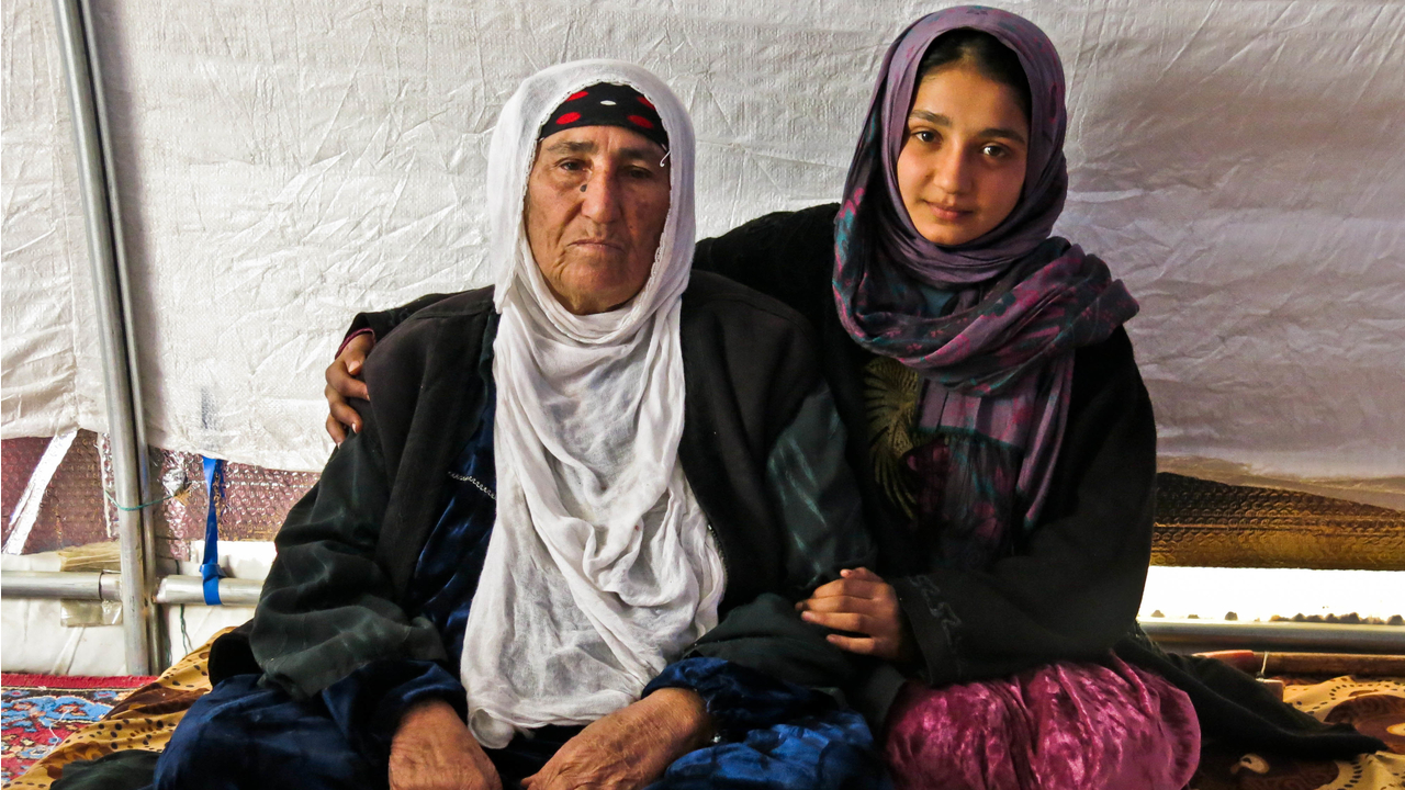  Reema avec sa petite fille Dhoha, au sein de leur tente, dans le camp  de Khazer.
