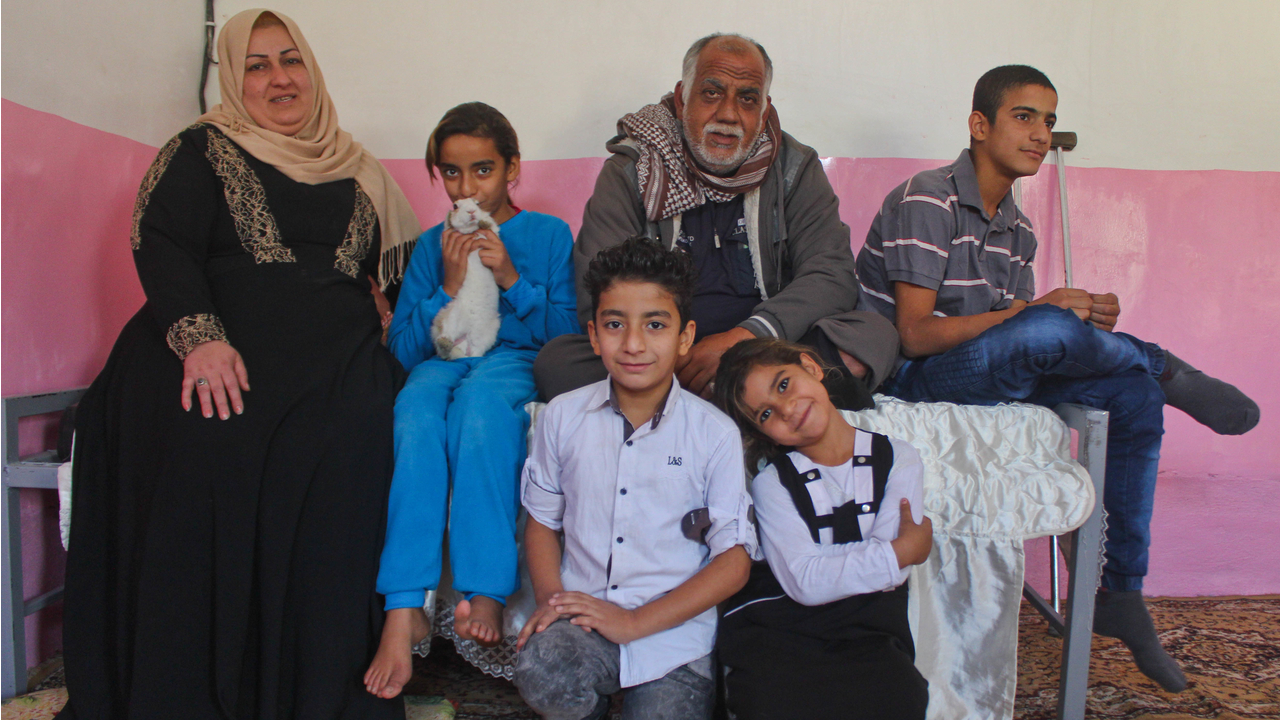 Sabah et sa famille, dans l’une des deux pièces de leur maison.