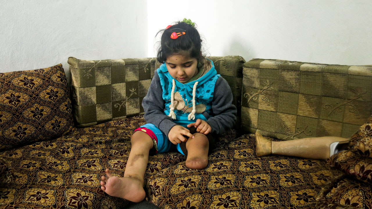 Salam, 7 ans, syrienne. Elle vit en Jordanie et suit des séances régulières de physiothérapie avec HI