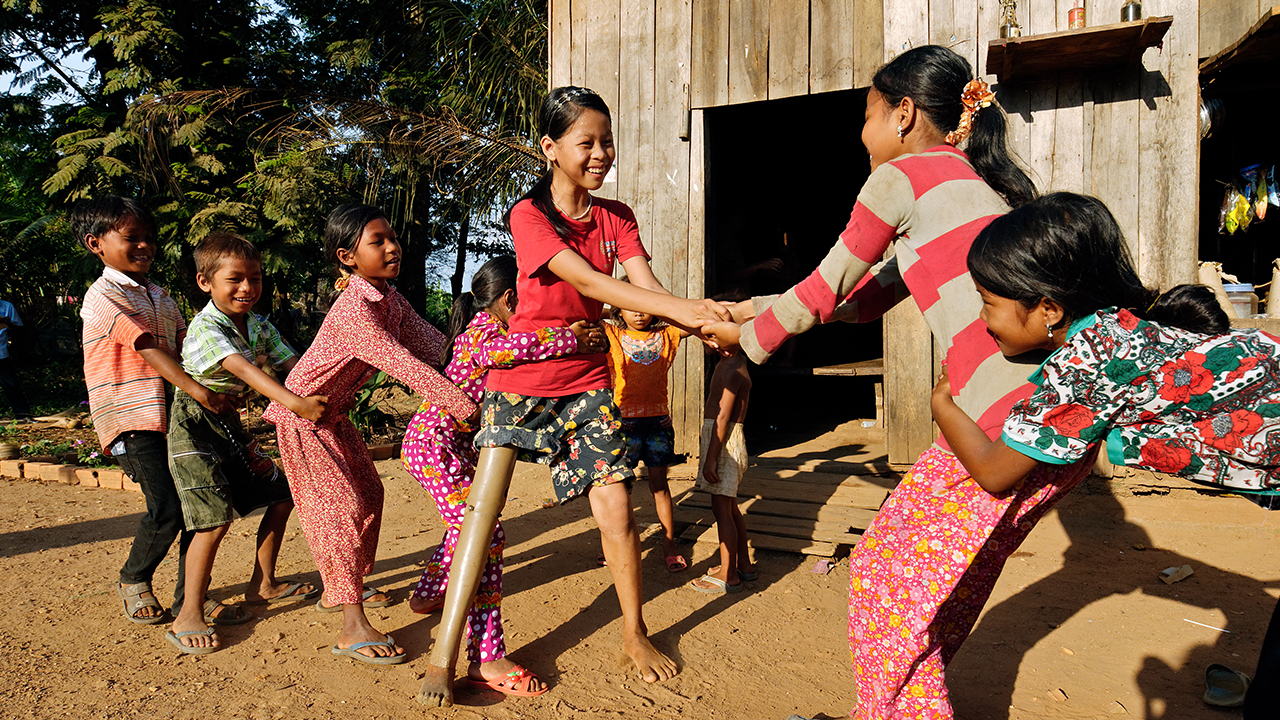Kanha joue avec ses amis, Cambodge