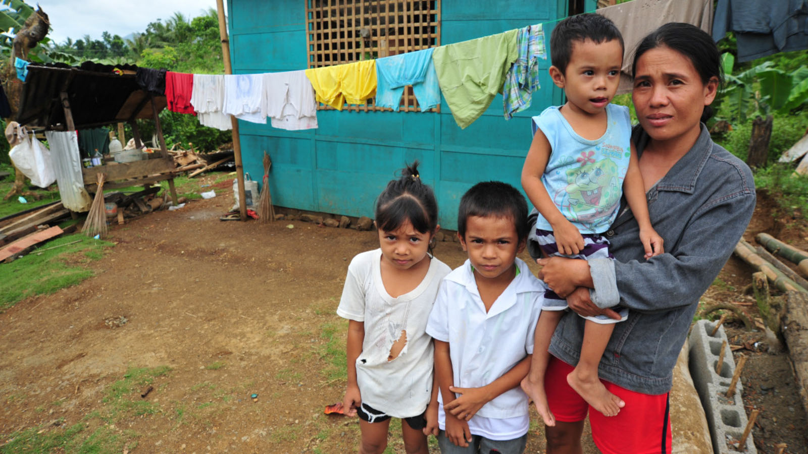 La maison de Roldan a été détruite suite au typhon Haiyan, il l’a reconstruite avec le soutien de HI.