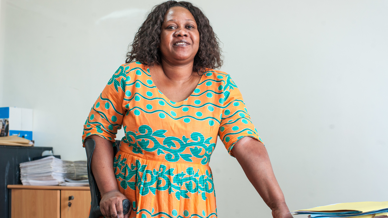 Grâce au projet d’insertion professionnelle de Handicap International, Ramatoulaye est caissière à la Banque Atlantique depuis 2015.