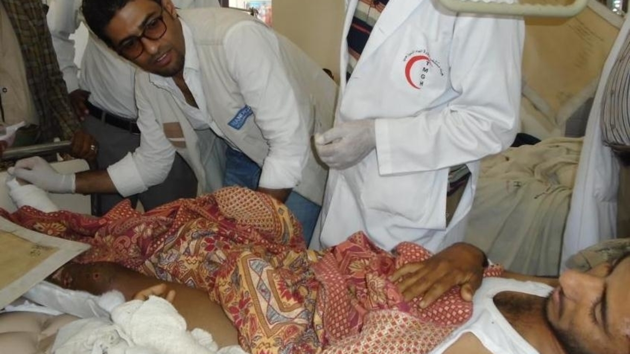  Prise en charge d’un patient par l’équipe de réadaptation de Handicap International dans un hôpital à Sanaa.