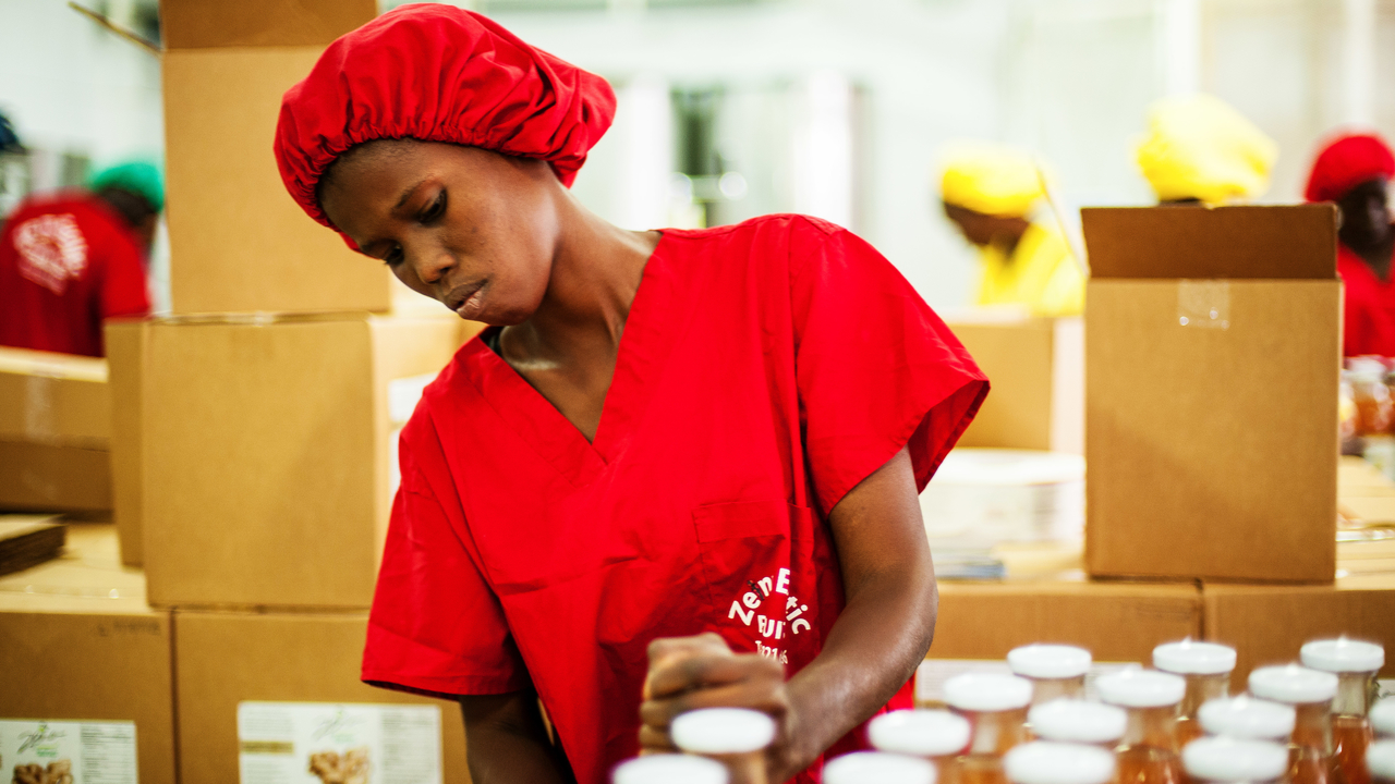 Faw Seuth Ndiaye est malentendante. Elle travaille comme ouvrière dans l'usine de transformation de fruits Zena près du port de Dakar, au Sénégal. Elle bénéficie du soutien de Handicap International dans le cadre d'un projet d'intégration professionnelle